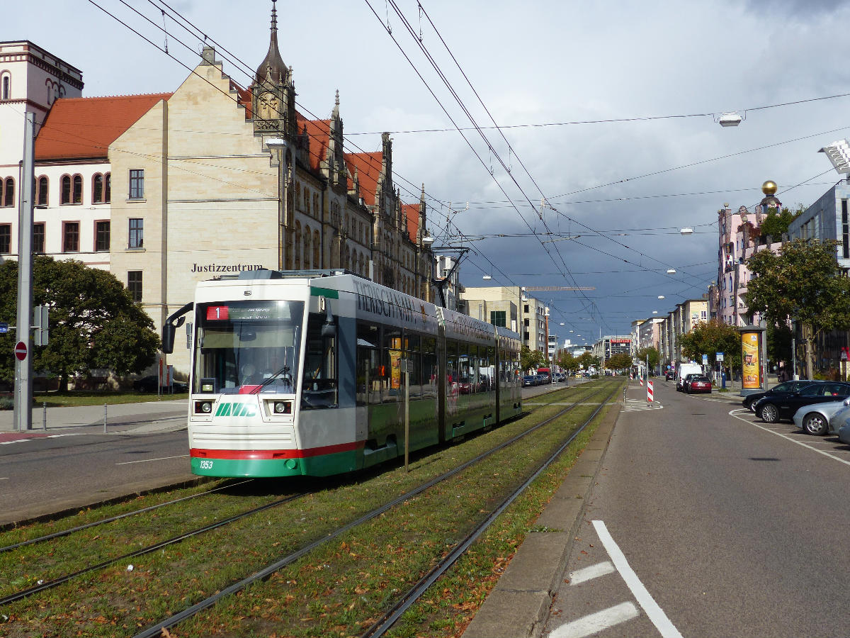 Magdeburg, Breiter Weg: Straßenbahn vor dem Justizzentrum 