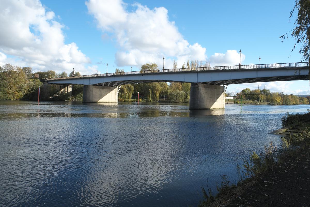 Pont Neuf de Mantes über die Seine in Mantes-la-Jolie im Département Yvelines 