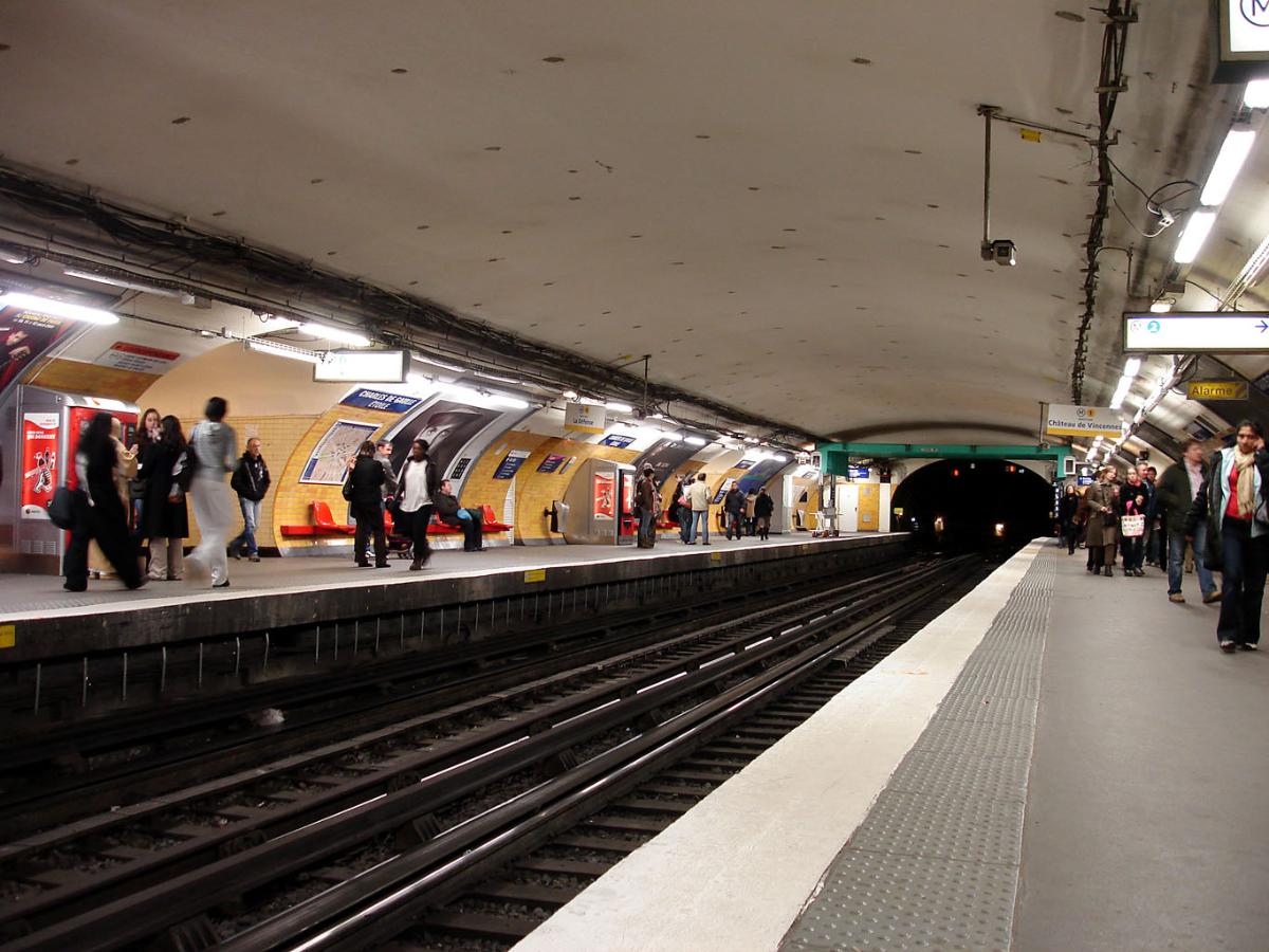 Station de métro Charles de Gaulle - Étoile - Paris (Ligne 1) 