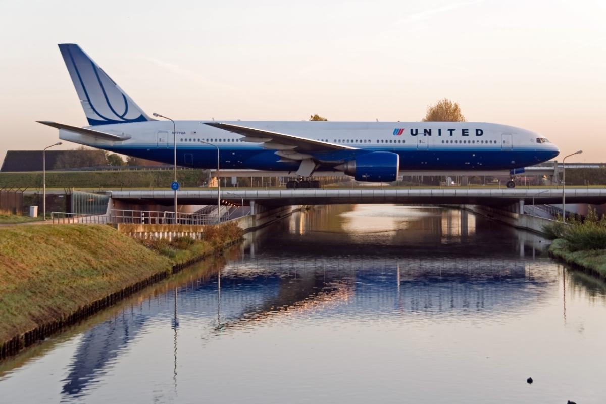 Boeing 777-222 beim Rollen auf dem Flughafen Amsterdam Schiphol 
