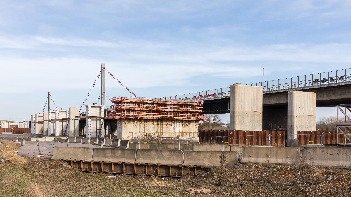 Neubau Rheinbrücke Leverkusen im Baustopp Fundamente der linksrheinischen Vorlandbrücke