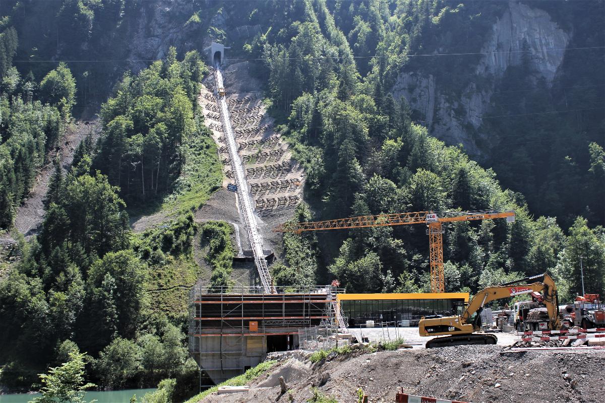 Der untere Streckenabschnitt der neuen Standseilbahn Schwyz-Stoos und die Talstation im Bau 