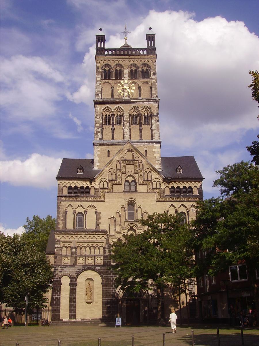 Fassade des Münsters/der Basilika St. Quirin, Neuss 