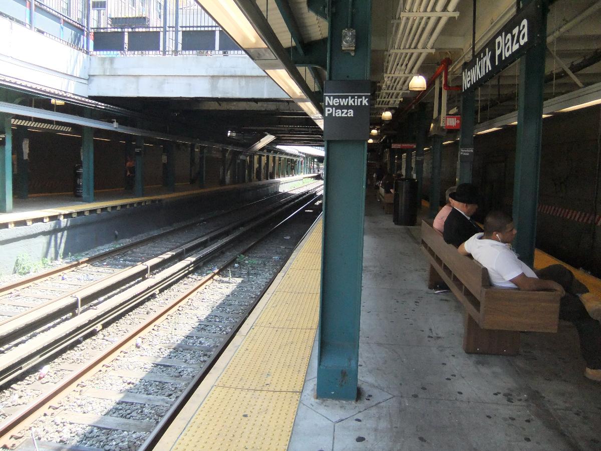Platform at the Newkirk Plaza station 