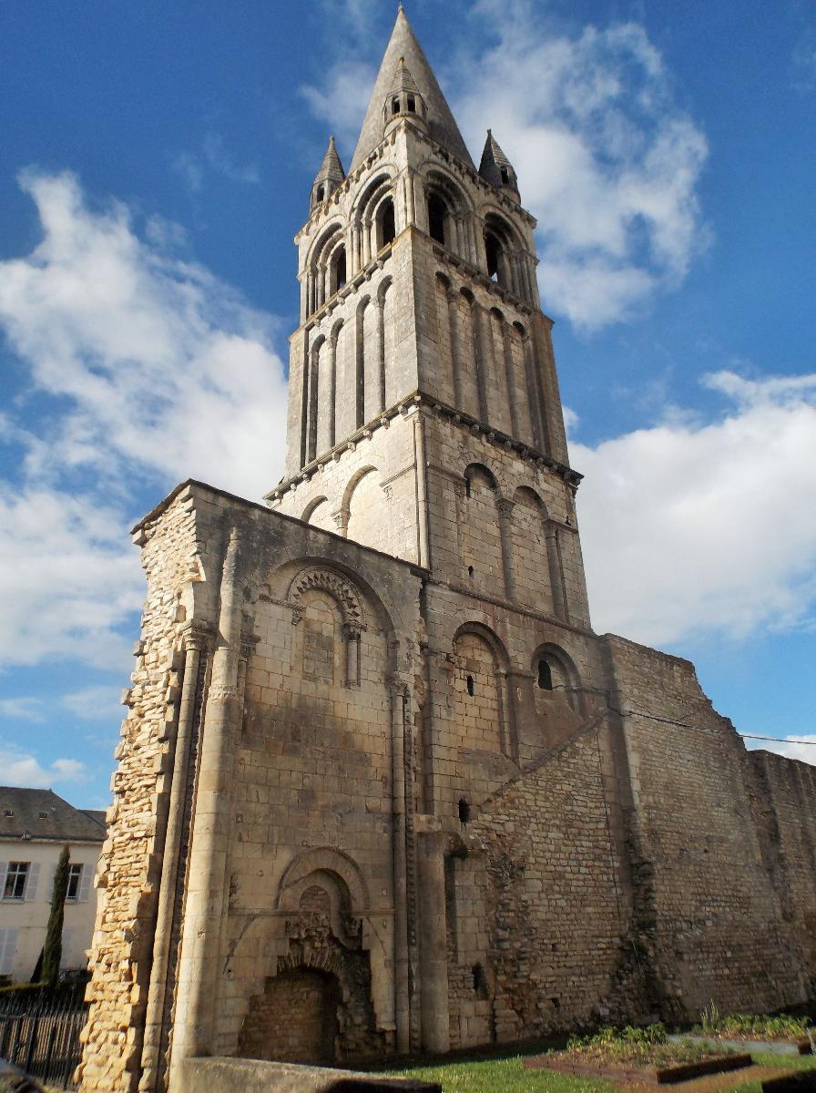 Abbaye Notre-Dame de Déols, dans l'Indre (bâtiment catholique bénédictin de style roman édifié entre les Xe et XIIIe siècles). 