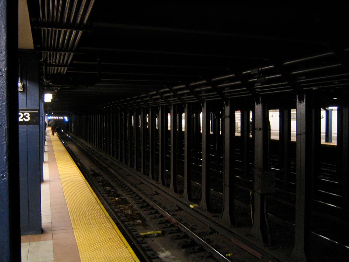 23rd Street Subway Station (Broadway Line) U-Bahnhof an der BMT Broadway Line der New Yorker U-Bahn. Dieser so genannte Local-Bahnhof liegt an einer viergleisigen Strecke und wird nur von den Local-Zügen angefahren, die die äußeren beiden Gleise benutzen und an den beiden Seitenbahnsteigen halten. Express-Züge befahren das innenliegende Gleispaar und passieren den Bahnhof ohne Halt. Diese Architektur hatte sich schon beim Bau der ersten U-Bahnen unter den Straßen Manhattans herausgebildet und sich als Quasi-Standard etabliert.