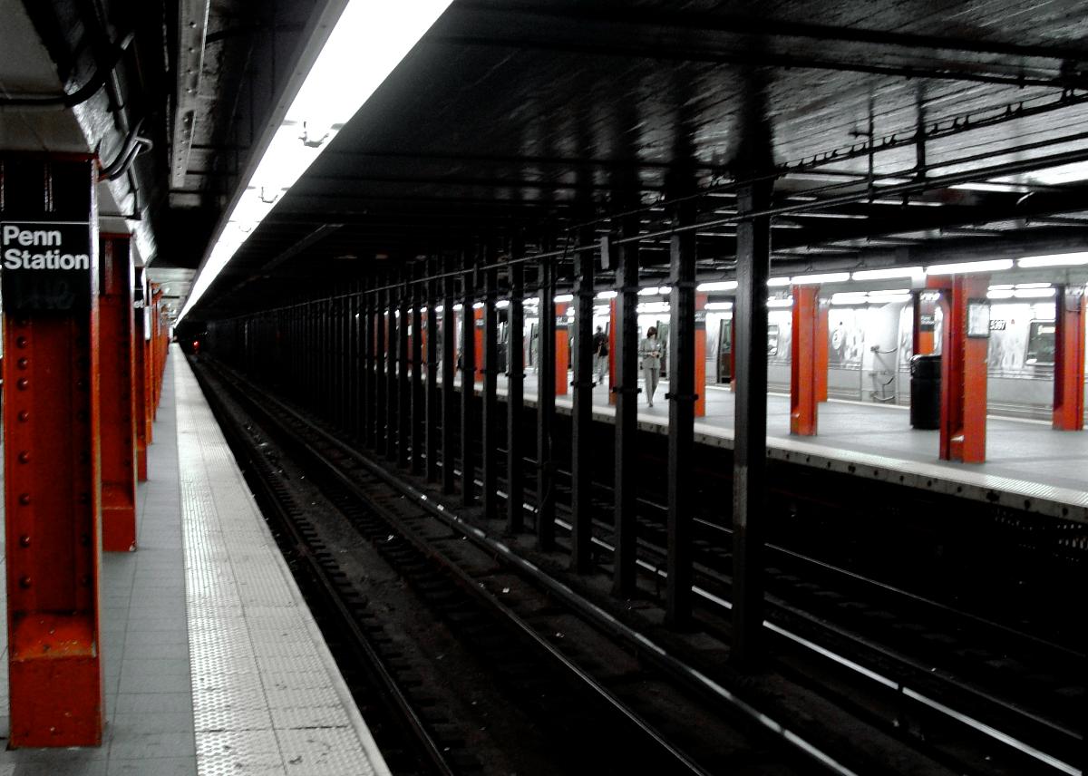 34th Street – Penn Station Subway Station (Eighth Avenue Line) U-Bahnhof 34.&160;Straße–Penn(silvania)-Bahnhof an der IND Eighth Avenue Line. Er besitzt Bahnsteige für alle vier Gleise, die aber so angeordnet sind, dass die Locals je einen Seitenbahnsteig haben und die Expressgleise sich den Mittelbahnsteig teilen. Diese Anordnung soll verhindern, dass richtungsbezogen umgestiegen wird. Der Grund liegt darin, dass der Bahnhof die fünfthöchsten Fahrgastzahlen im Netz aufweist.