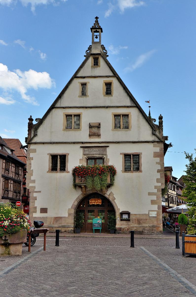 Obernai (Bas-Rhin) - Place du marché - Halle aux blés
L'édifice fait l'objet d'un classement au titre des monuments historiques depuis 1900. 