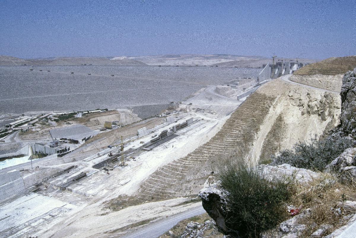Baustelle des Atatürk-Staudamms am Euphrat 