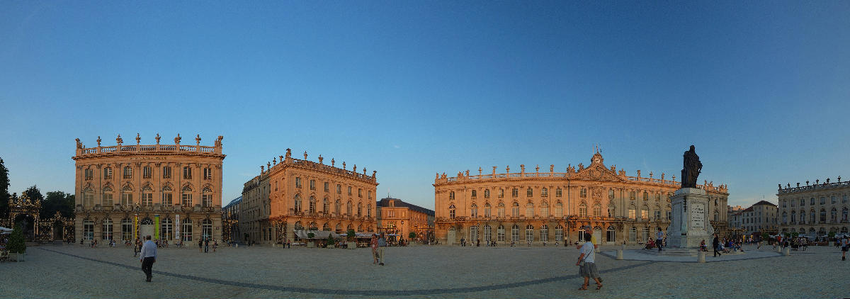 Place Stanislas à Nancy, au crépuscule. Vue sur l'hôtel de ville, et la statue centrale. 