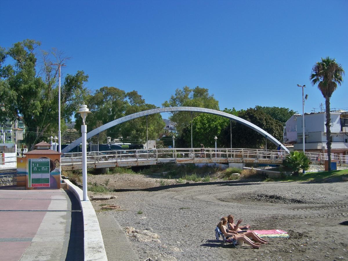 Puente peatonal en la desembocadura del arroyo Gálica, calle Playa del Chanquete, Málaga, España. 