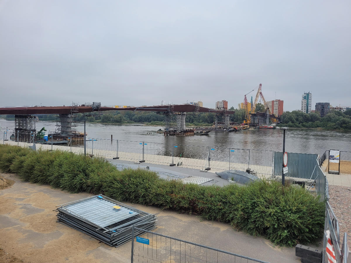 Pedestrian Brigde Warsaw under construction 