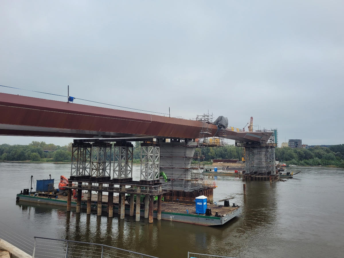 Pedestrian Brigde Warsaw under construction 