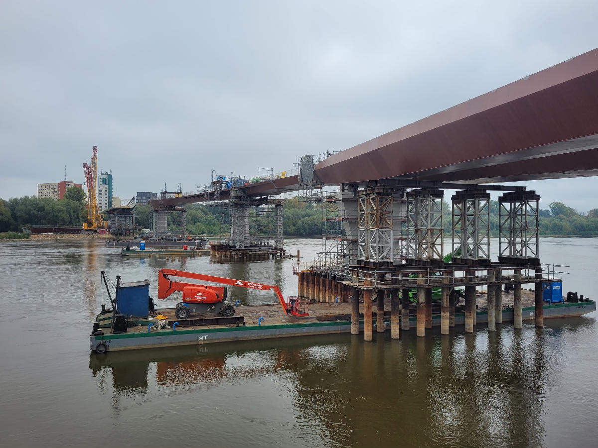 Pedestrian Brigde Warsaw under construction 