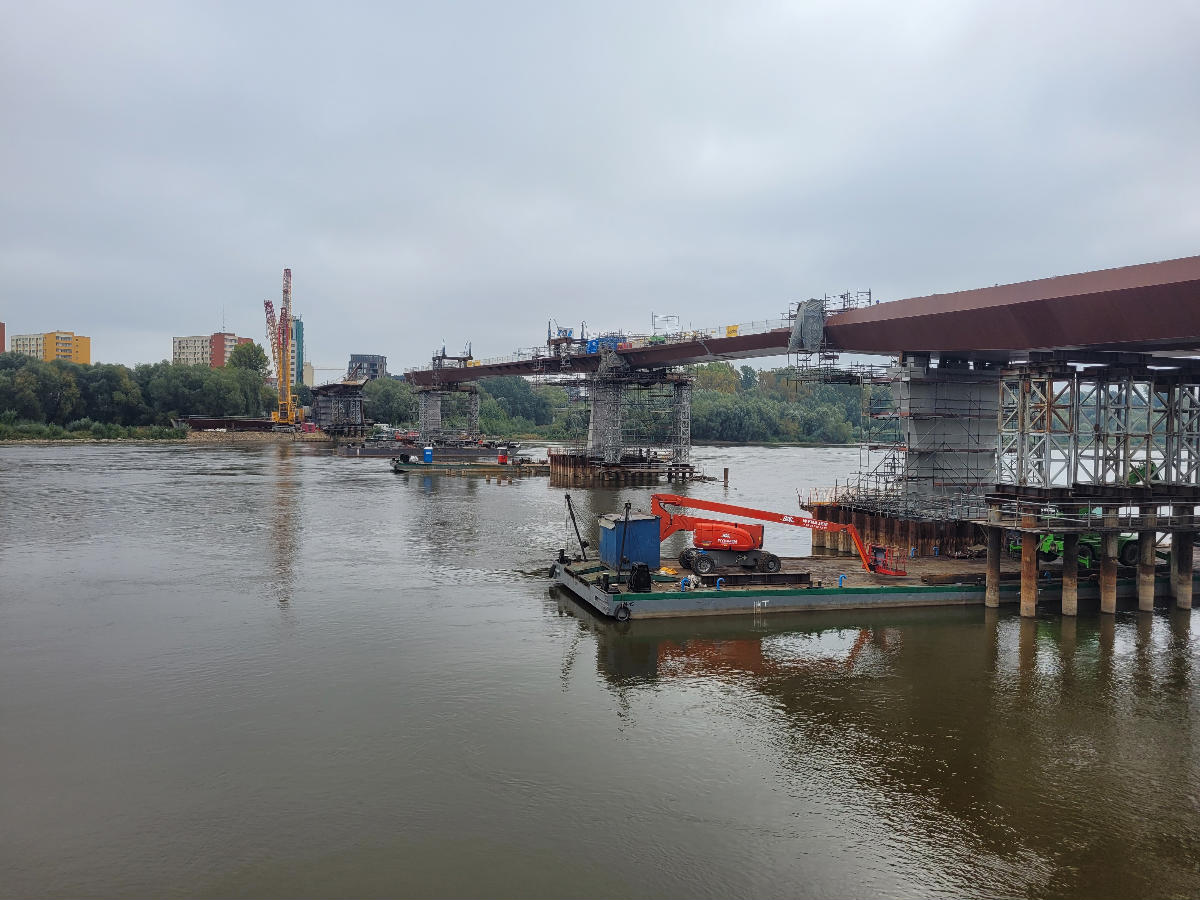 Pedestrian Brigde Warsaw under construction 