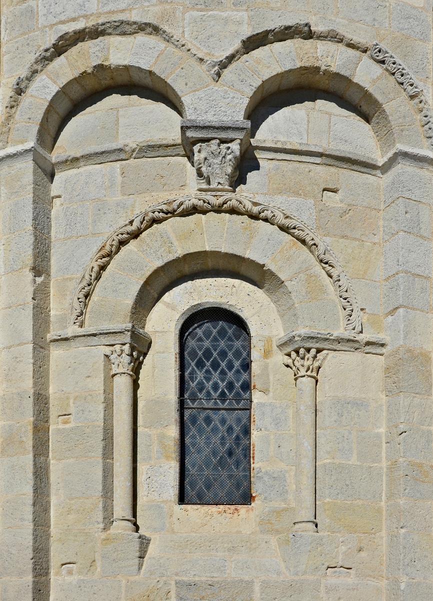 Fenêtre romane, chevet de l'église de Pérignac (XIIe siècle), Charente, France. 