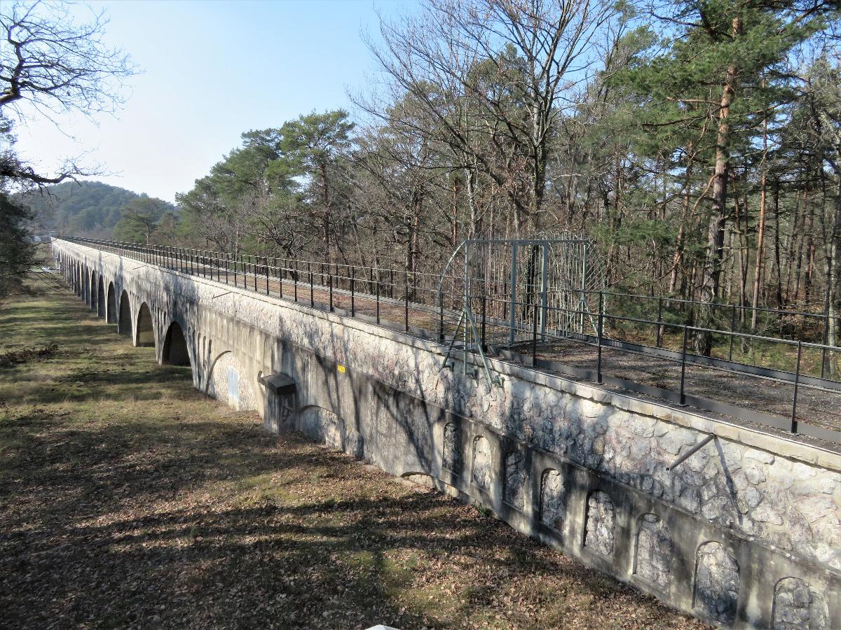 Pont-aqueduc de la Vanne vers passage sur la D 607 
