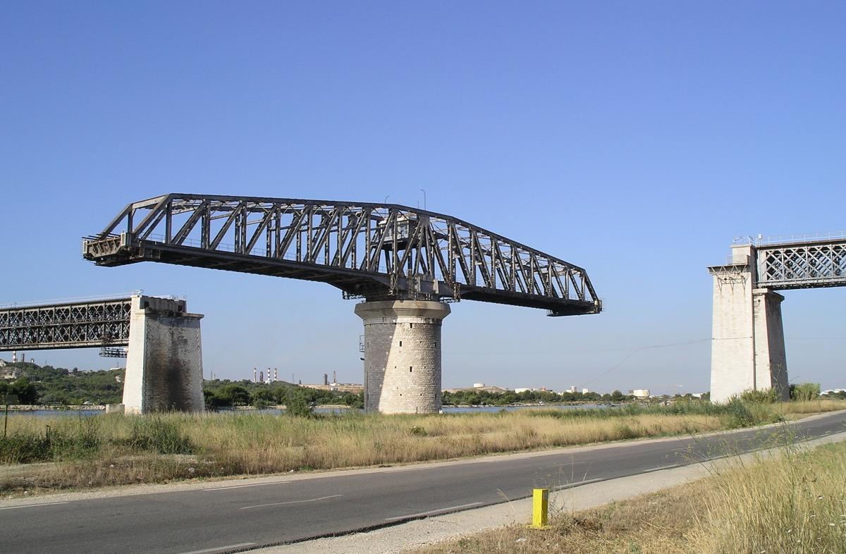 Pont ferroviaire tournant de Caronte, à Martigues (Bouches-du-Rhône - France) 