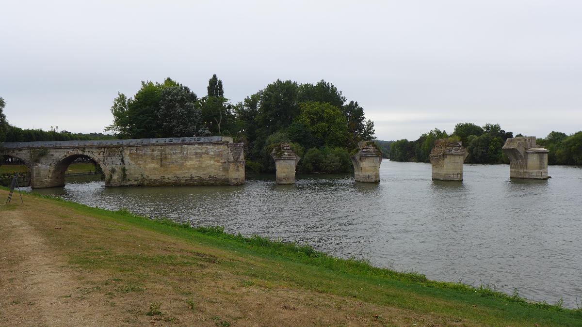 Ancien pont de Poissy vu depuis la berge de Poissy côté amont 