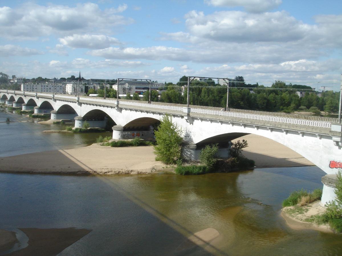 Pont de Vierzon, pont ferroviaire à Orléans, Loiret, France 