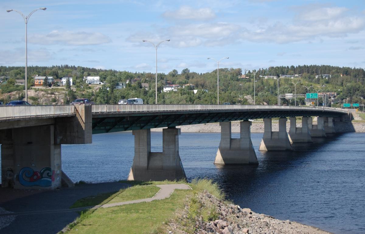 Pont Dubuc traversant le Saguenay. La photo a été prise de la rive Sud du Saguenay, de sorte que l'on voit Chicoutimi-Nord en arrière-plan. 