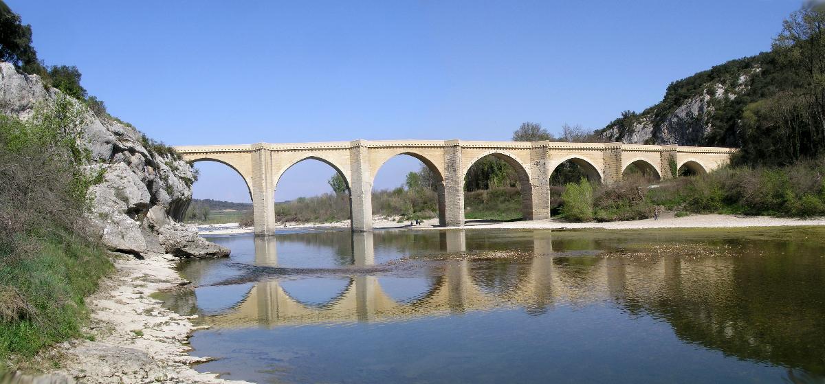 Le Gardon et le pont Saint Nicolas, Sainte-Anastasie, Gard, France 