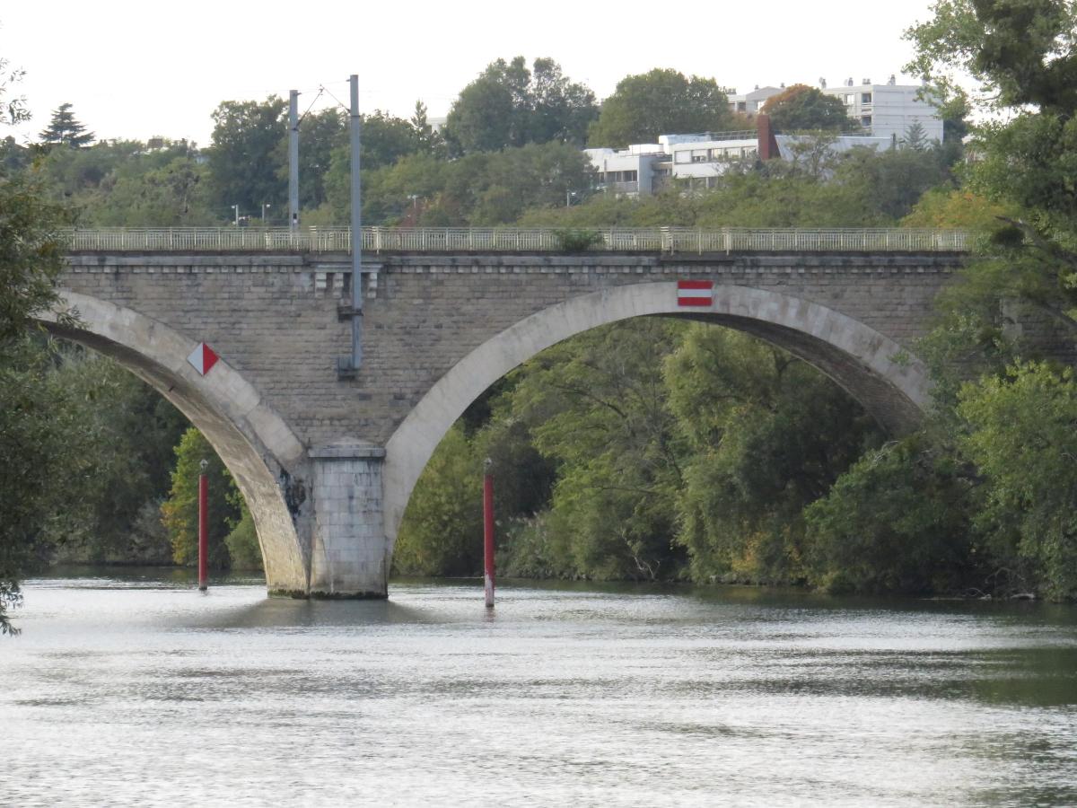 Le pont ferroviaire d'Epinay sur Seine sur le petit bras de la Seine 