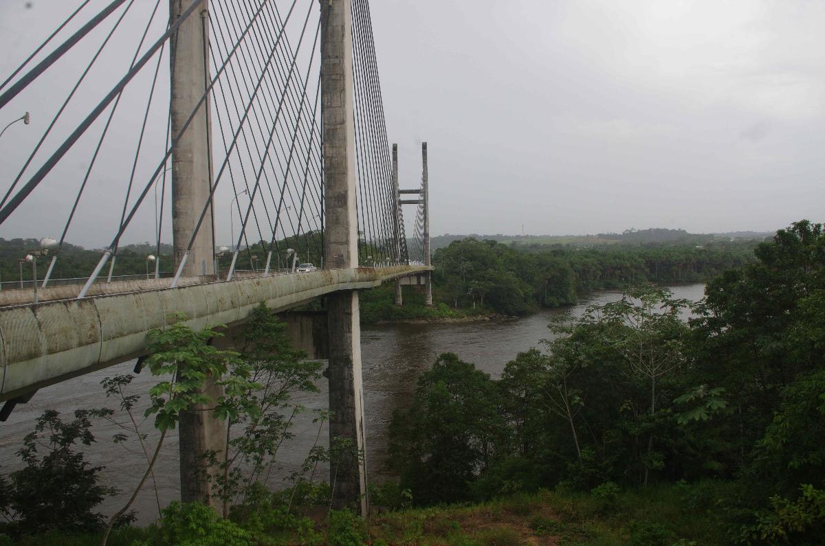Pont suspendu sur le fleuve Oyapoque. Il relie la Guyane francaise et le Brésil. 