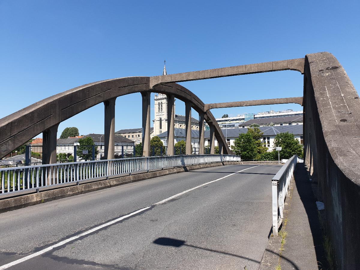Pont Voltaire, pont routier au sud de la gare de Vichy 
