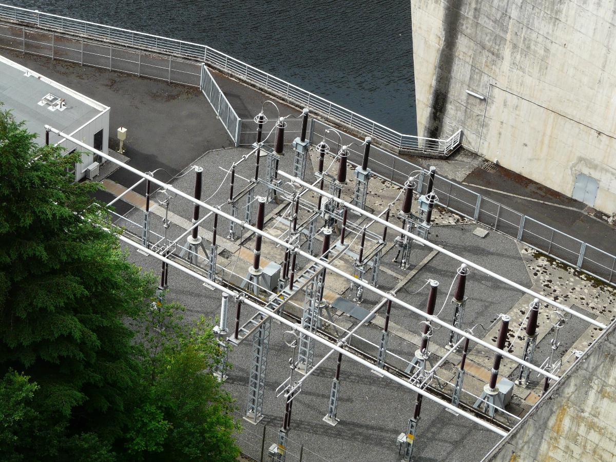 Poste de transformation électrique du barrage de Grandval, Cantal, France. 