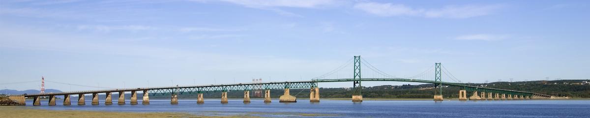 Le pont de l’île d’Orléans vu des battures entre Québec et les chutes Montmorency 