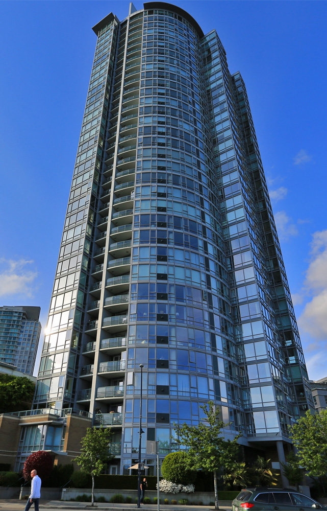 Quay West I residential tower in Vancouver 