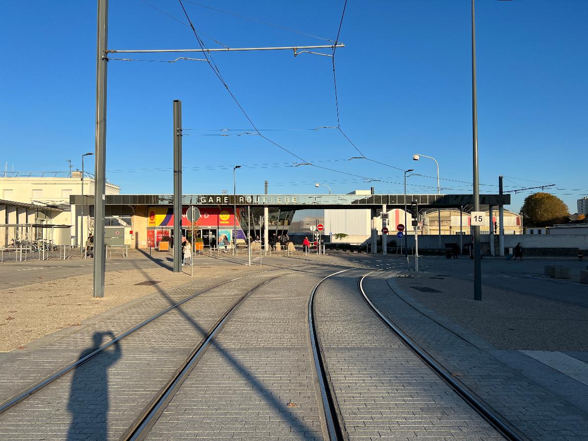 Rails de tramway, place de la Gare, Caen. 