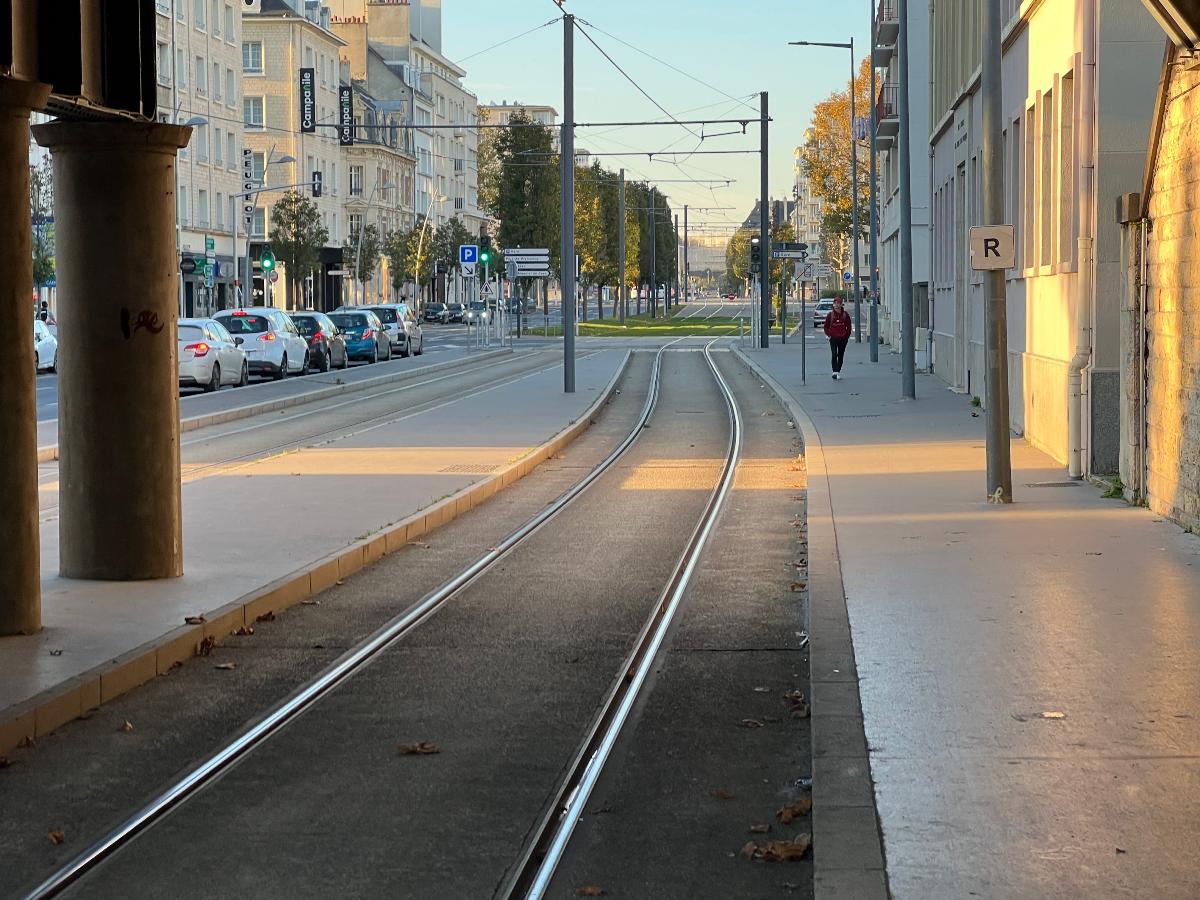 Rails de tramway, rue de la Gare, Caen. 
