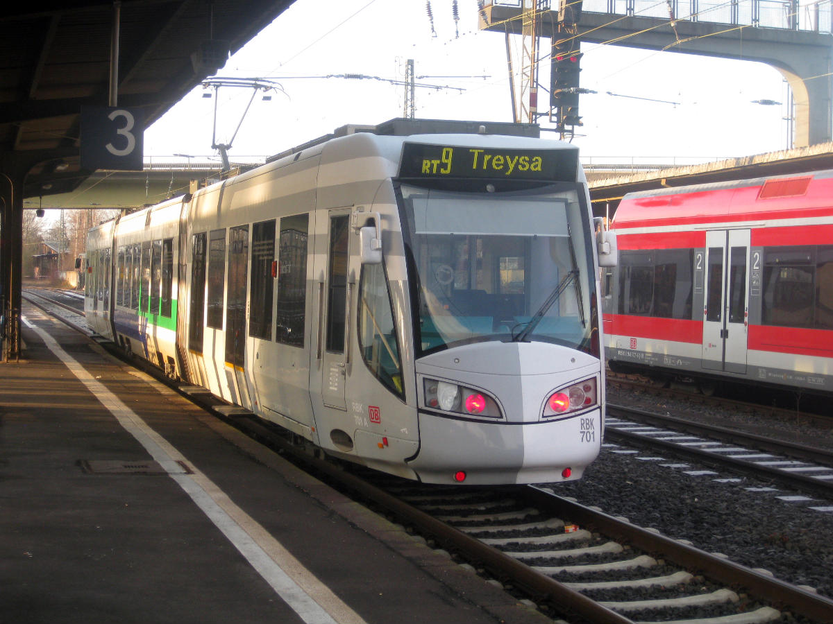 Linie RT9 der Regiotram Kassel im Bahnhof Wabern 