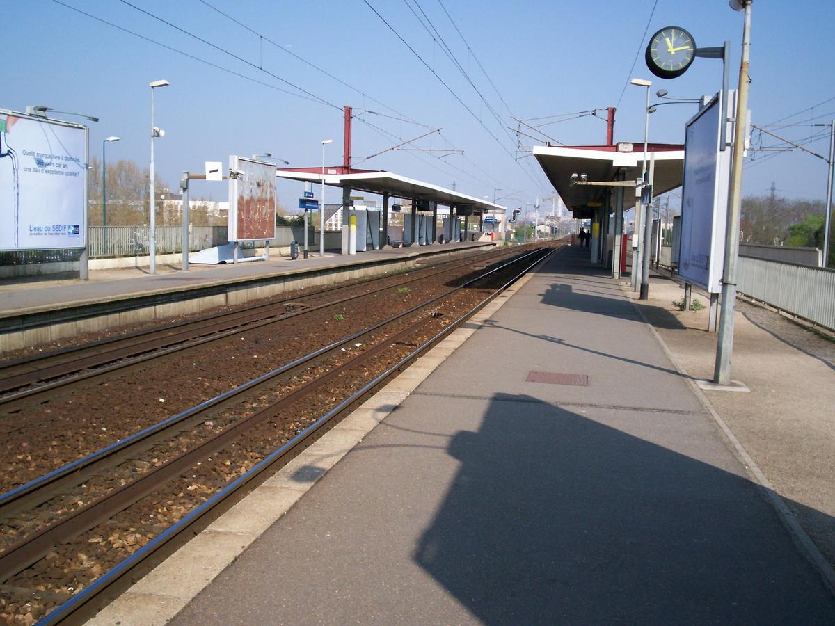Gennevilliers Railway Station 