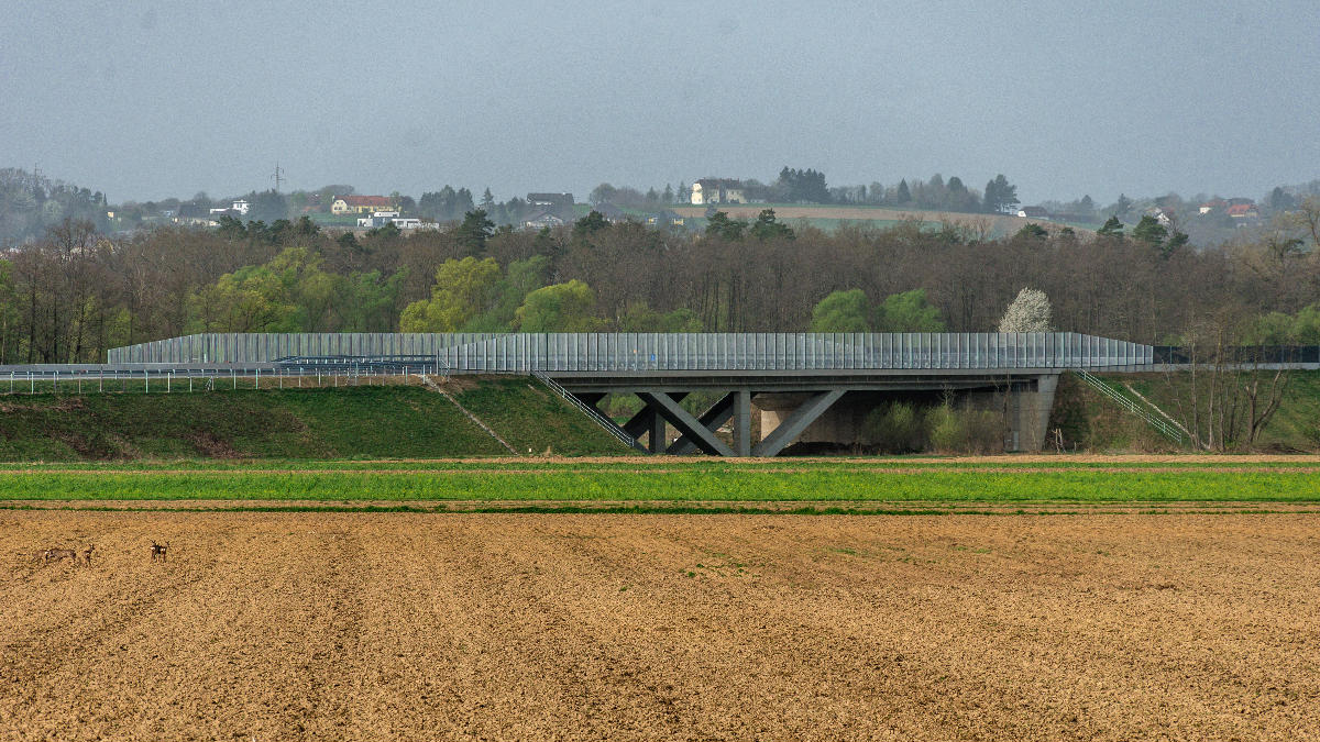 Fertiggestellte Klappbrücke über den Lahnbach nach S7-Eröffnung 