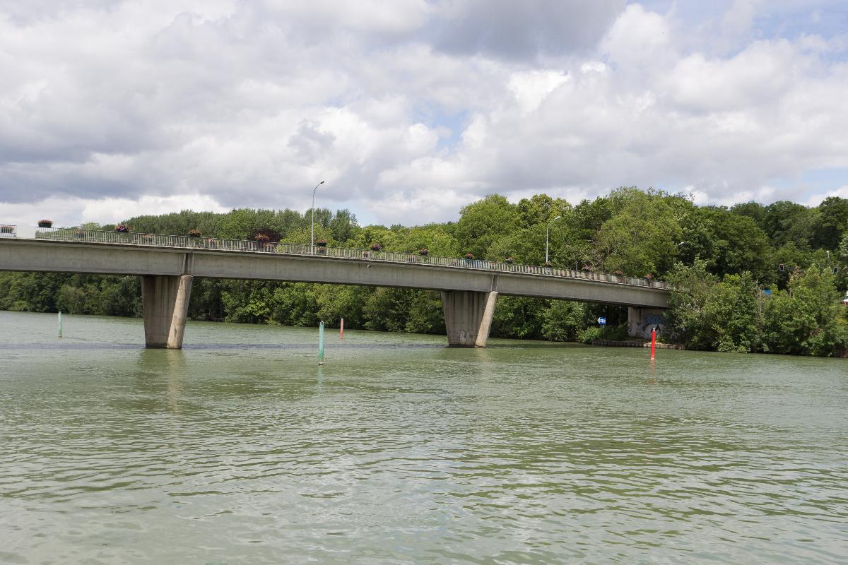 Le pont du Maréchal Juin sur la Seine entre les communes de Saint-Fargeau-Ponthierry et Seine-Port. Seine-et-Marne, France 