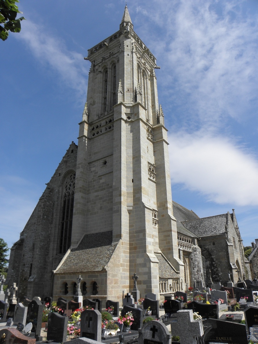 Tour de l'église de Saint-Jean-du-Doigt (29). 