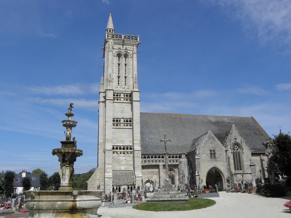 Fontaine et église de Saint-Jean-du-Doigt (29). 