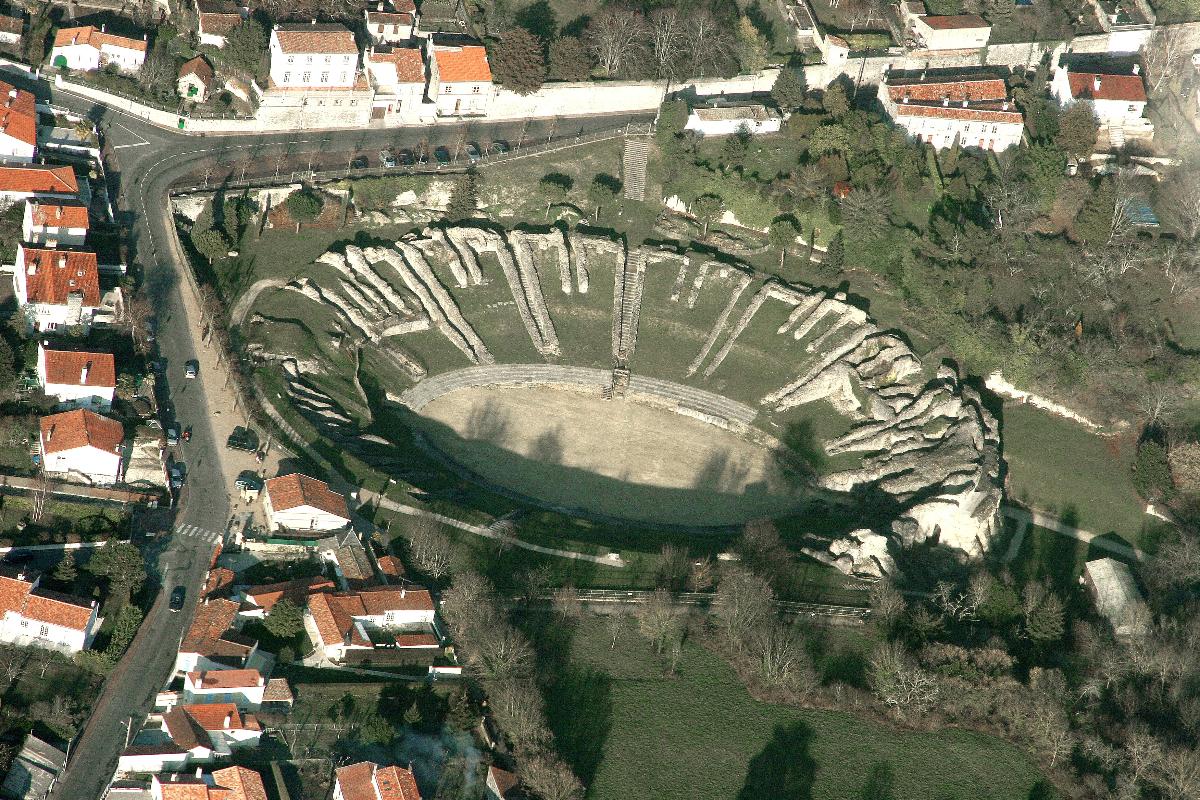 Amphitheatre, Saintes A l'extrémité de la via Agrippa venant de Lugdunum (Lyon), Mediolanum, capitale des Santons, possédait un amphithéâtre imposant de 126 mètres de longueur. Il pouvait accueillir 15000 spectateurs pour les différents combats qui s'y déroulaient.