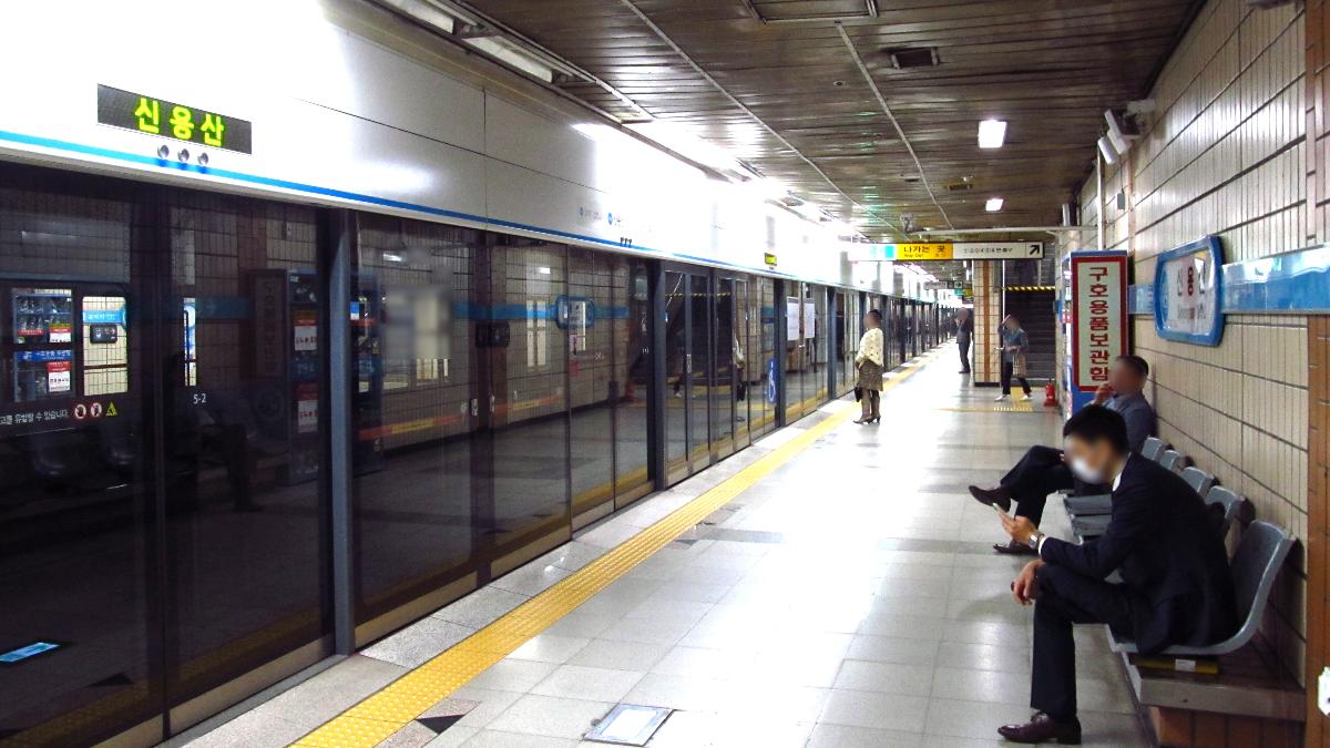 The Namtaeryeong-bound platform at Sinyongsan Station on Seoul Subway Line 4 in Yongsan-gu, Seoul, Republic of Korea (South Korea) 