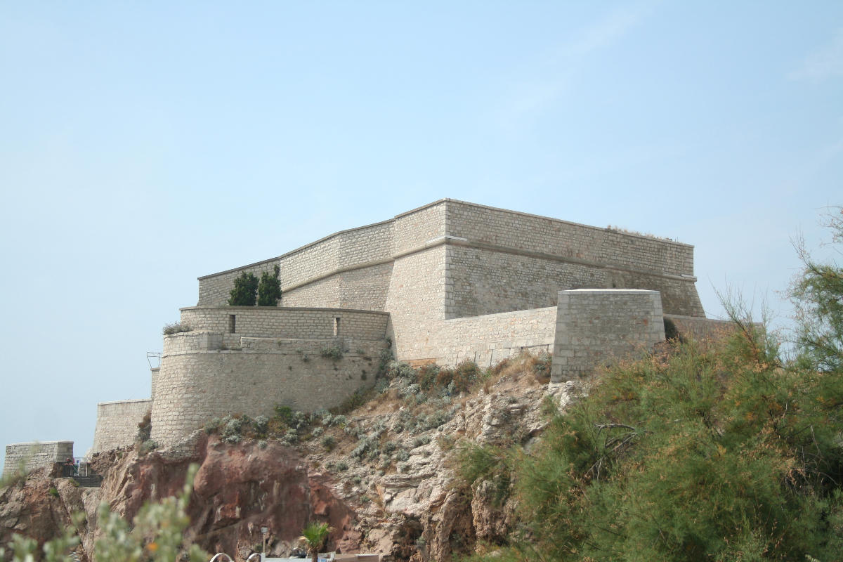 () - fort Saint-Pierre (1710-1711) construit par Antoine Niquet, aujourd'hui transformé en théâtre de la Mer. 