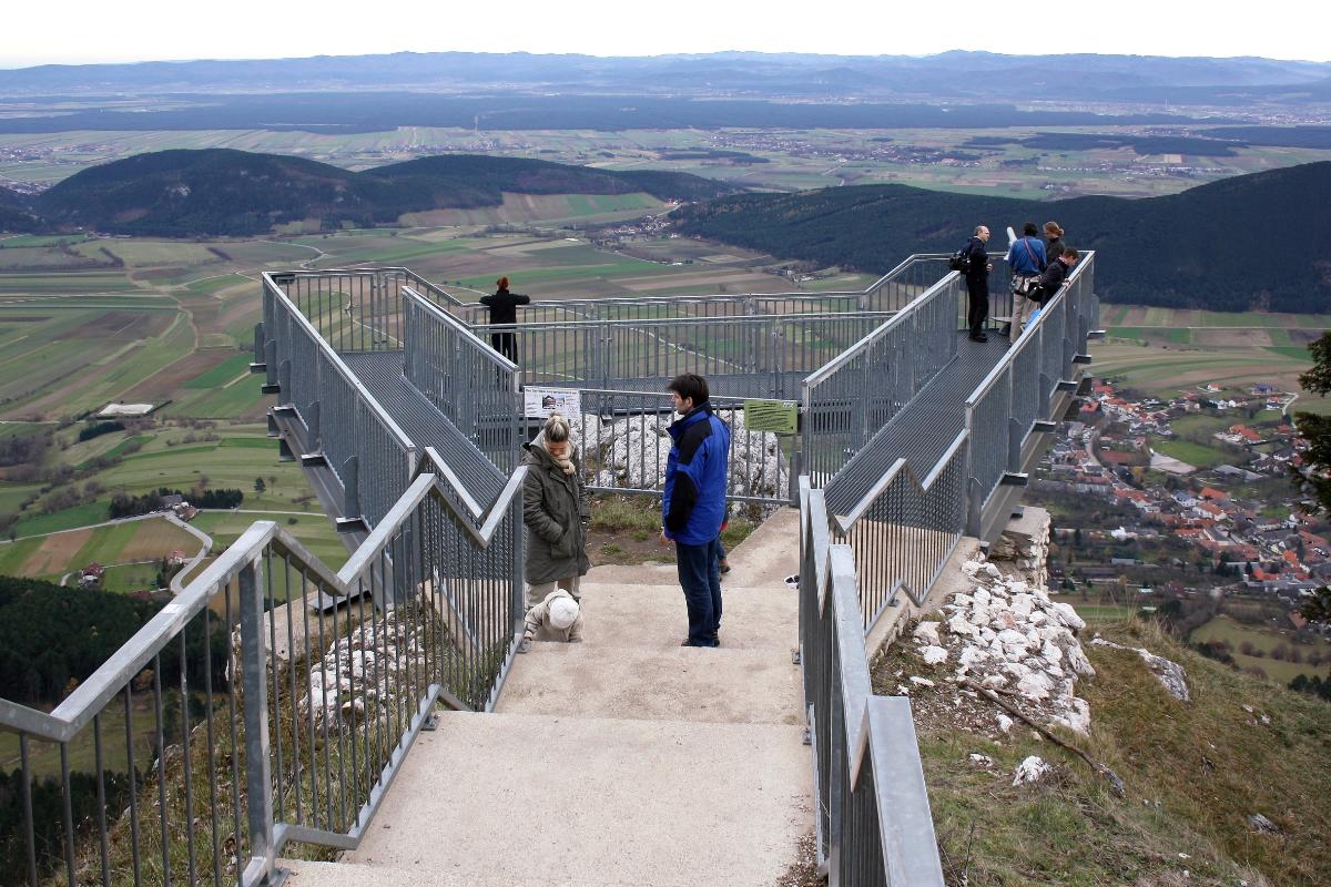 Der Skywalk im niederösterreichischen Naturpark Hohe Wand. Rechts unten das Dorf Maiersdor 