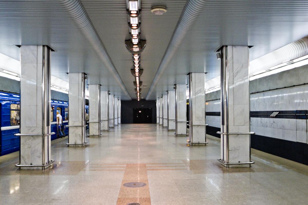 Spartyŭnaja Metro Station 