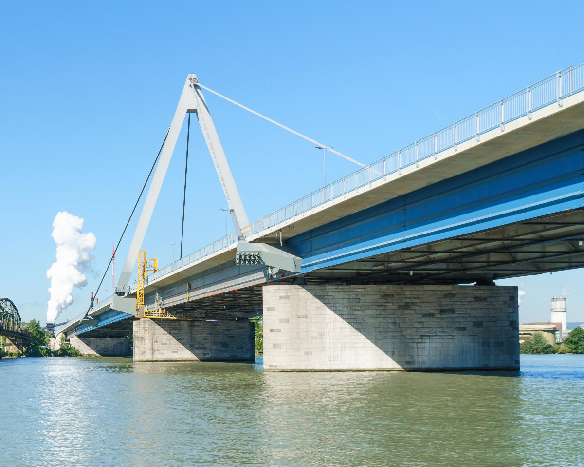 Mediendatei Nr. 456530 Linz: Die Steyregger Brücke der Bundesstraße B 3. Blick von Donauradweg über den Fluss mit dem Voestalpine Kraftwerk (Kraftwerkring 2–4) im Hintergrund