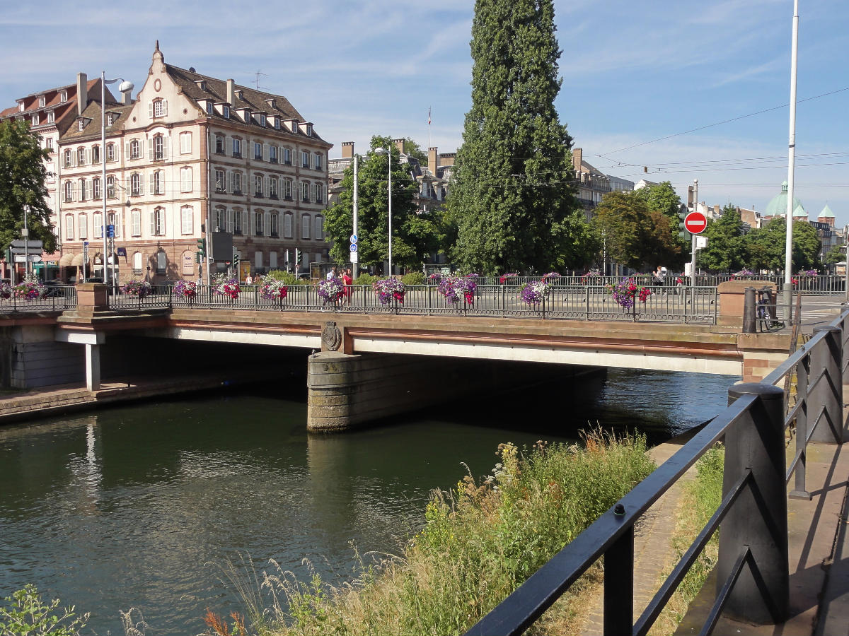 Alsace, Bas-Rhin, Strasbourg, Pont de Paris. 