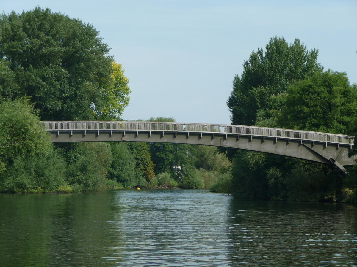 Summerleaze footbridge over the River Thames at Bray. Taken heading upstream. 