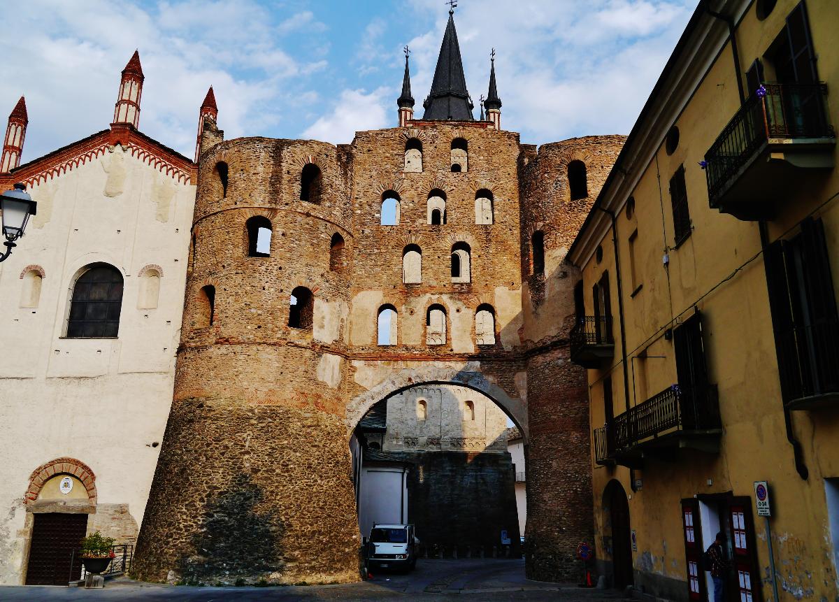 Kathedrale St. Giusto &amp; Savoier Tor, Susa, Provinz Turin, Region Piemont, Italien 