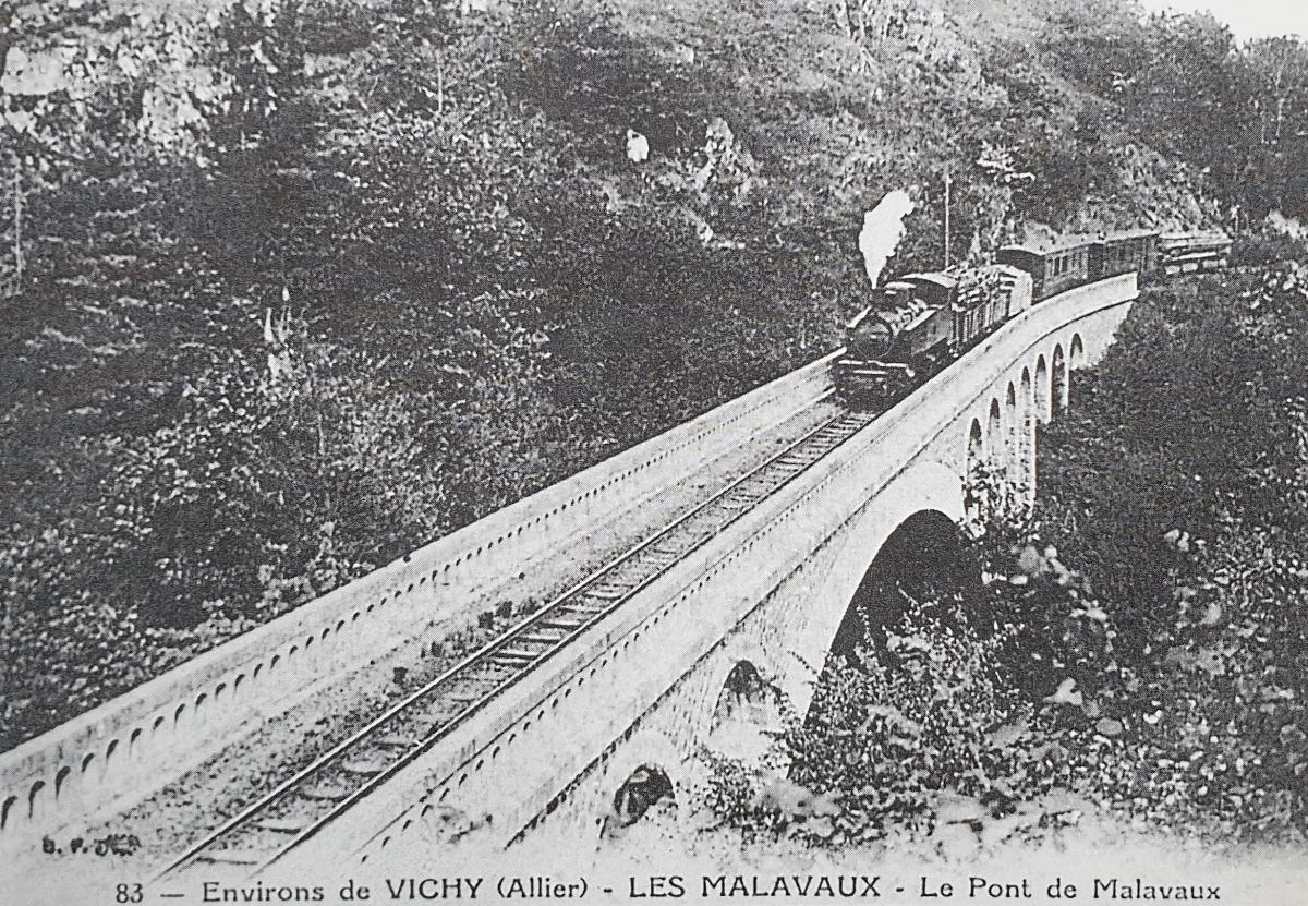 "Tacot" de ligne Vichy-Lavoine sur le pont de Malavaux (aujourd'hui disparu) à Cusset 
